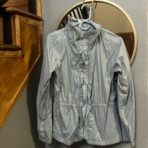 Cute gap windbreaker with ruffle detail, and cinch waist in good shape